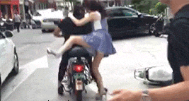 搞笑精选:妹子,坐摩托车就不要穿裙子了,说了你又不听!